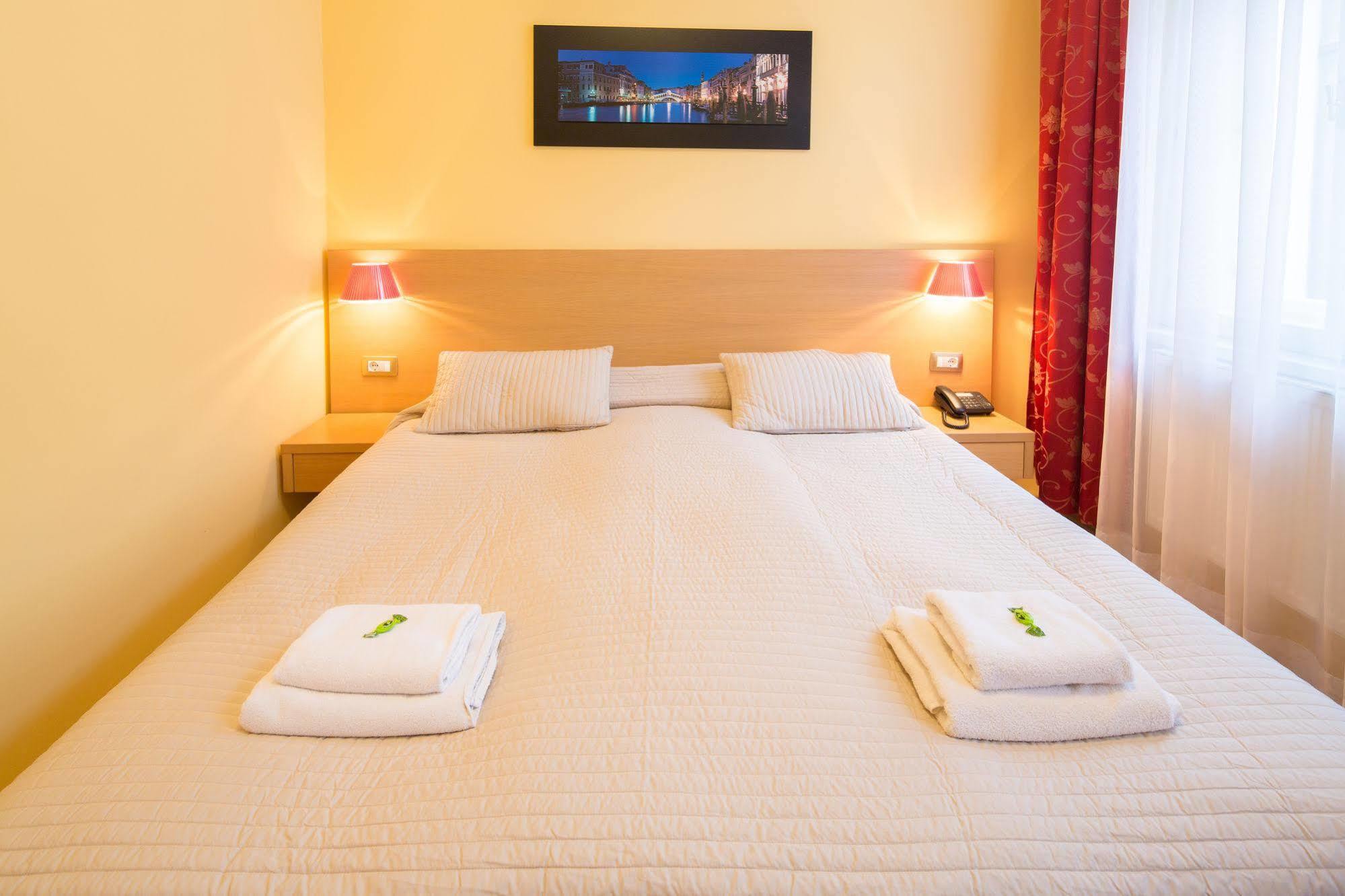 City Lounge Hotel Прага Екстериор снимка